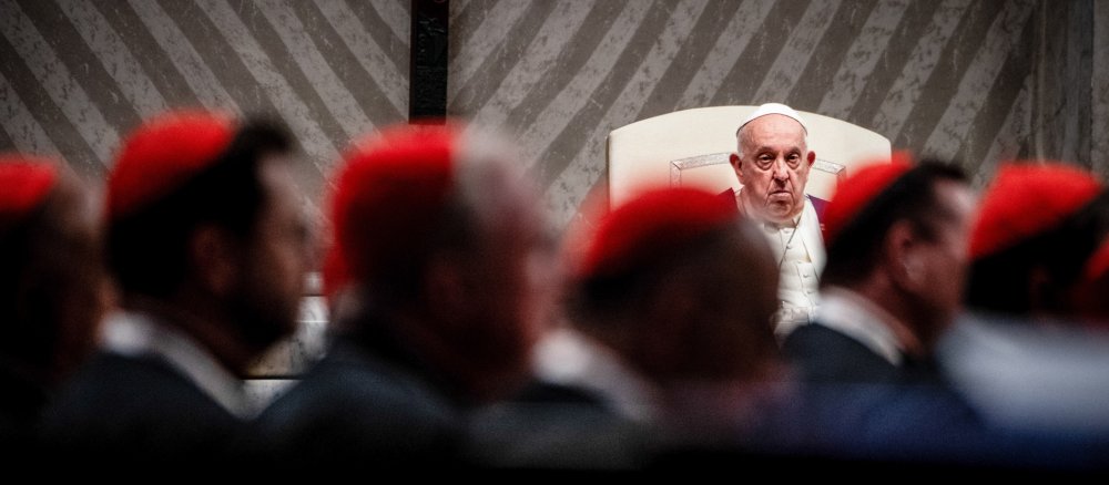 Papst Franziskus vor Bischöfen bei einer Vigil zur Eröffnung der letzten Phase der Weltsynode