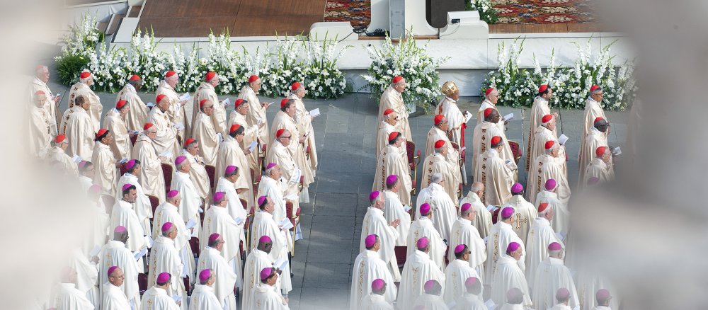Bischöfe und Kardinäle bei einem Gottesdienst zur Eröffnung der Weltsynode in Rom
