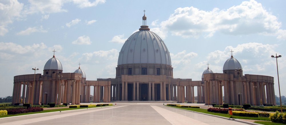 Die Kathedrale sieht dem Petersdom sehr ähnlich, befindet sich jedoch in Afrika. Es handelt sich um die Basilika "Unserer Lieben Frau des Friedens" in Yamoussoukro an der Elfenbeinküste.