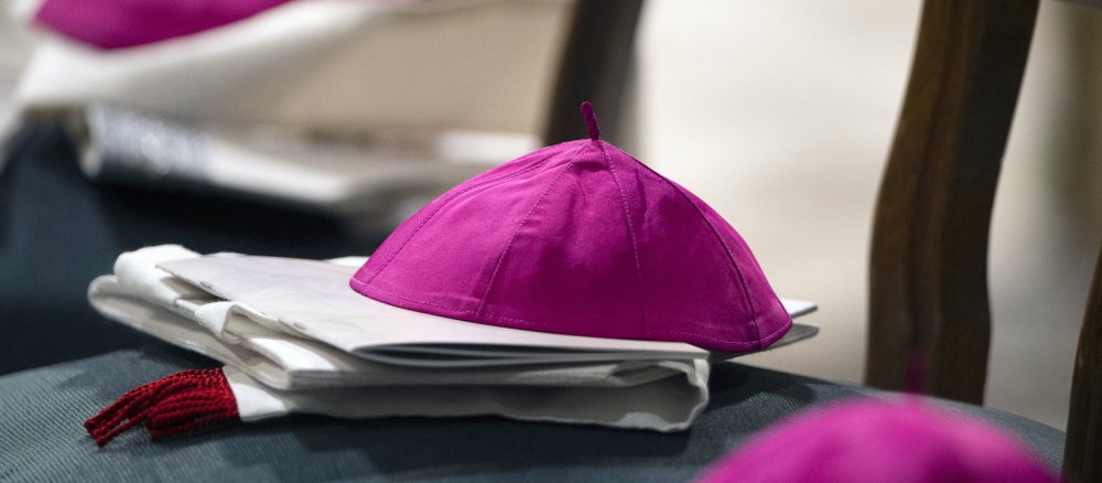 Pileolus für einen Bischof auf einem Stuhl beim Gottesdienst