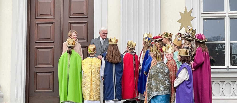 Elke Büdenbender und Bundespräsident Frank-Walter Steinmeier empfangen Sternsinger