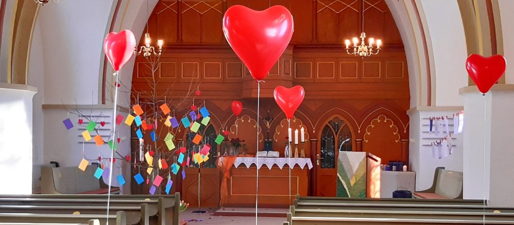 Luftballons in Herzform vor Valentinstags-Gottesdienst