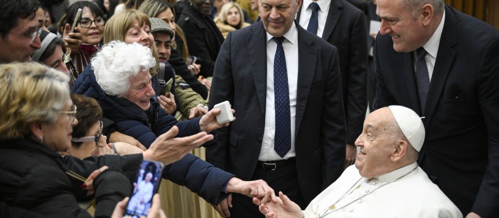 Papst Franziskus begrüßt Besucher bei seiner Ankunft zur Generalaudienz am 12. Februar 2025 in der Audienzhalle im Vatikan.