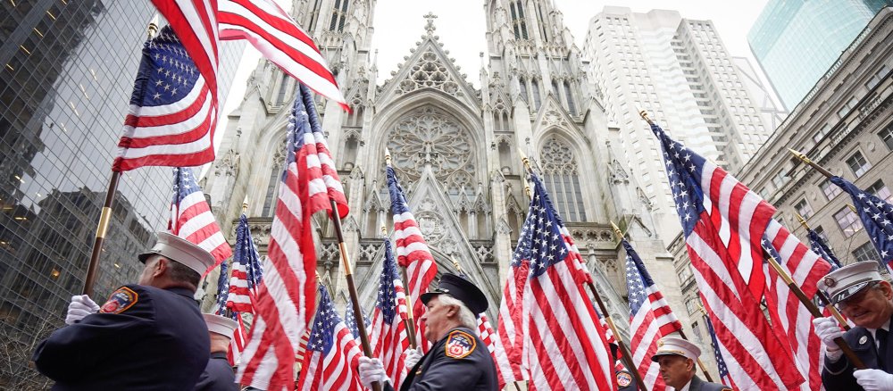 Feuerwehrleute der Stadt New York tragen US-Fahnen bei einer Parade vor der Saint Patrick's Cathedral