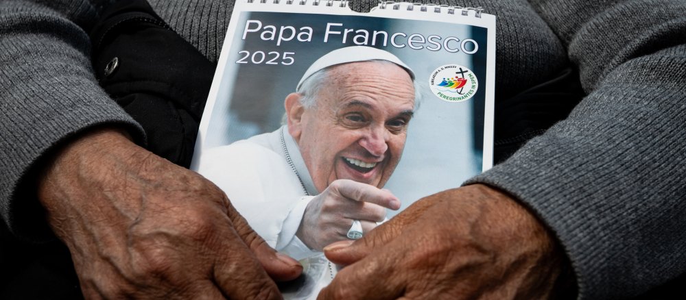 Hände mit Bild von Papst Franziskus
