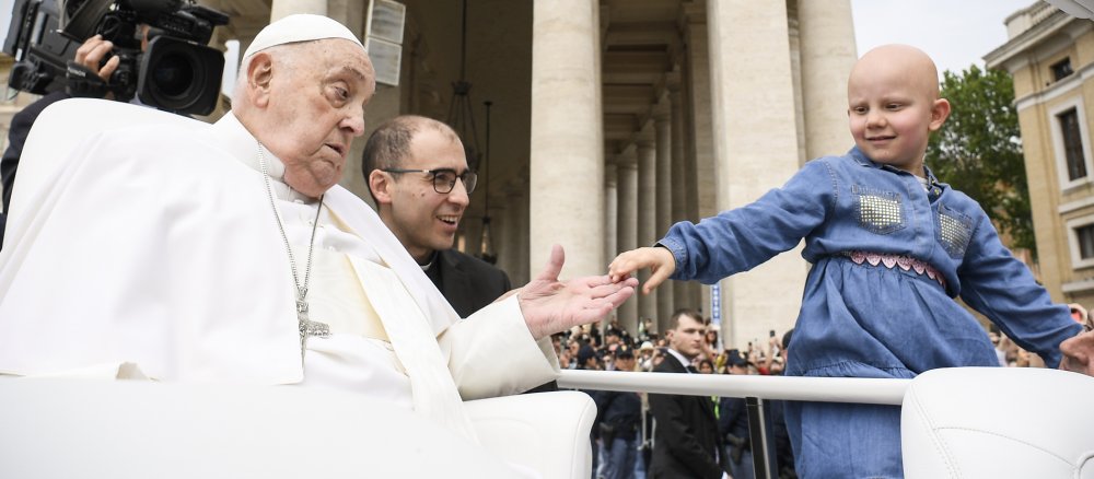 Papst Franziskus begrüßt Kind