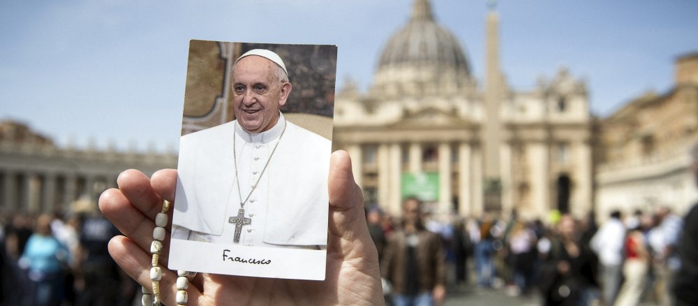 Trauer um Papst Franziskus auf dem Petersplatz