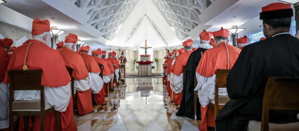 Kardinäle sitzen vor dem offenen Sarg mit dem Leichnam von Papst Franziskus