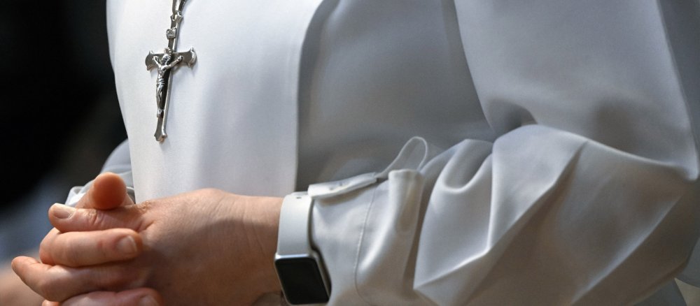 Eine Ordensfrau hat ihre Hände zum Gebet gefaltet