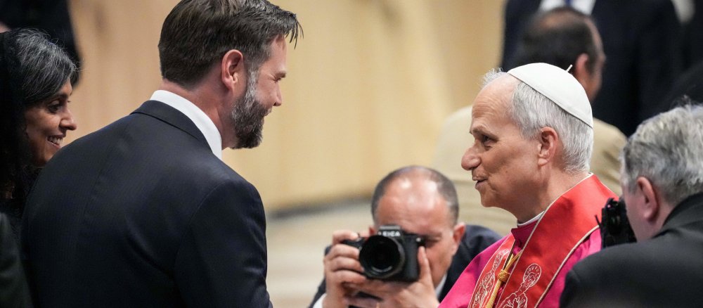 Papst Leo XIV. begrüßt Eheleute Vance