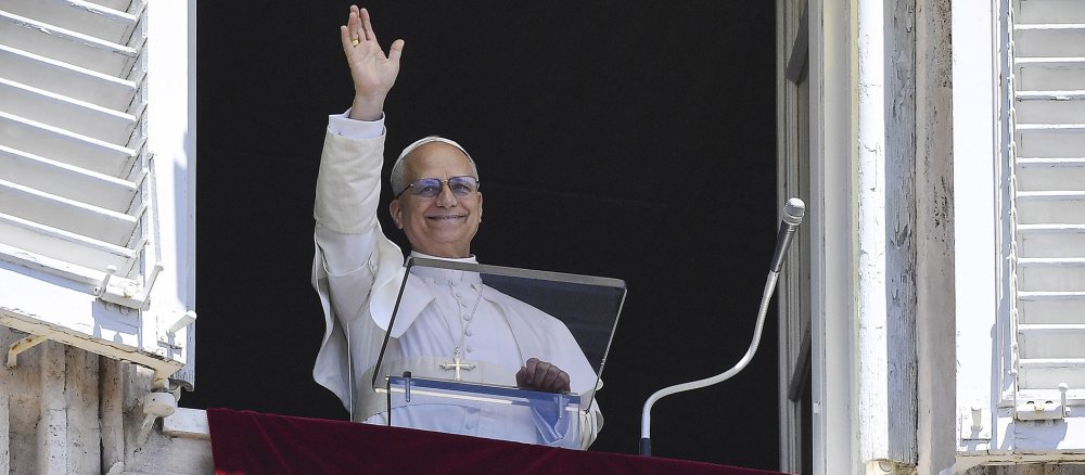 Papst Leo XIV. beim Mittagsgebet am Fenster des Apostolischen Palastes im Vatikan.
