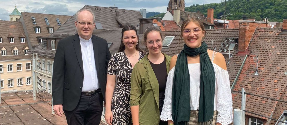 Weihbischof Christian Würtz mit Stephanie Gans, Lisa Baumeister und Vera Fath