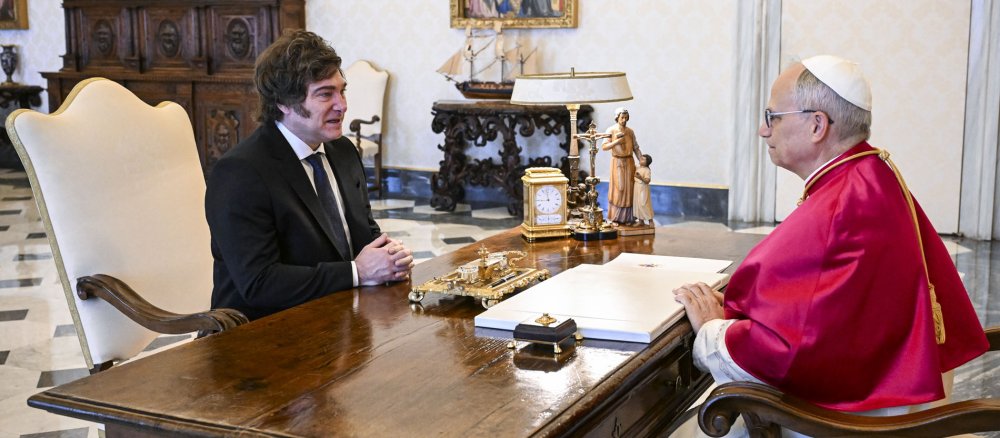 Der argentinische Präsident Javier Milei spricht mit Papst Leo XIV.