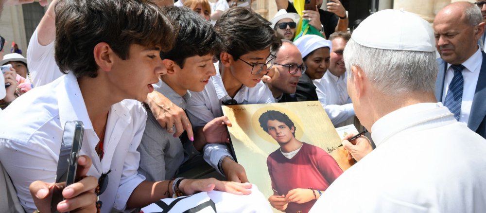 Papst Leo XIV. signiert ein Bild des als Cyber-Apostel bekannten, seligen Carlo Acutis
