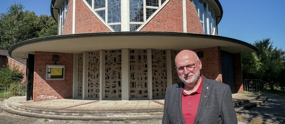 Gemeindereferent Hubertus Lürbke vor der Autobahnkirche St. Vicelin
