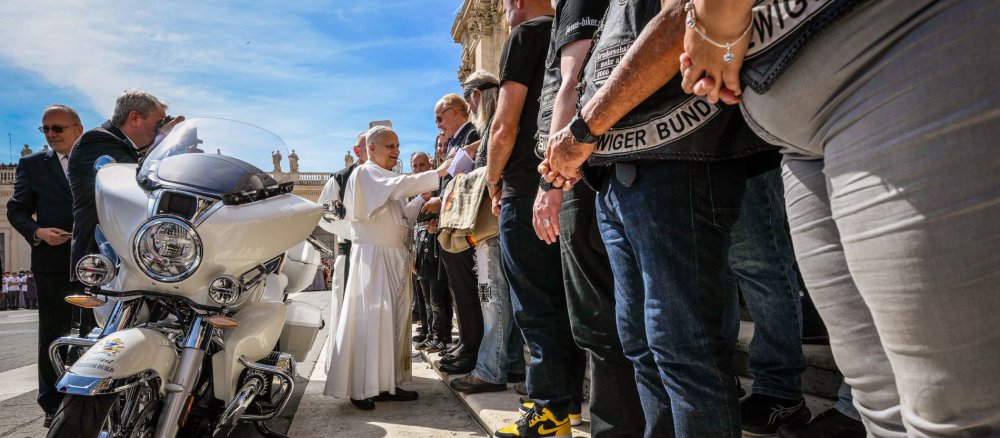 Papst Leo XIV. bekommt ein Motorrad geschenkt