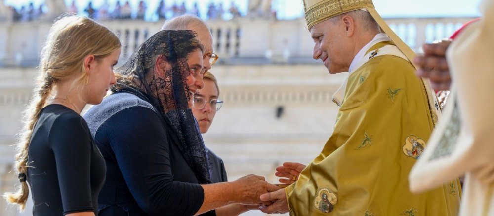 Papst Leo XIV. begrüßt die Eltern und Geschwister des seligen Carlo Acutis