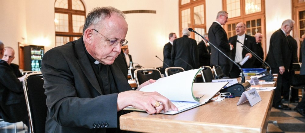 Ulrich Neymeyr, Bischof von Erfurt, im Sitzungssaal beim Auftakt der Herbstvollversammlung der Deutschen Bischofskonferenz