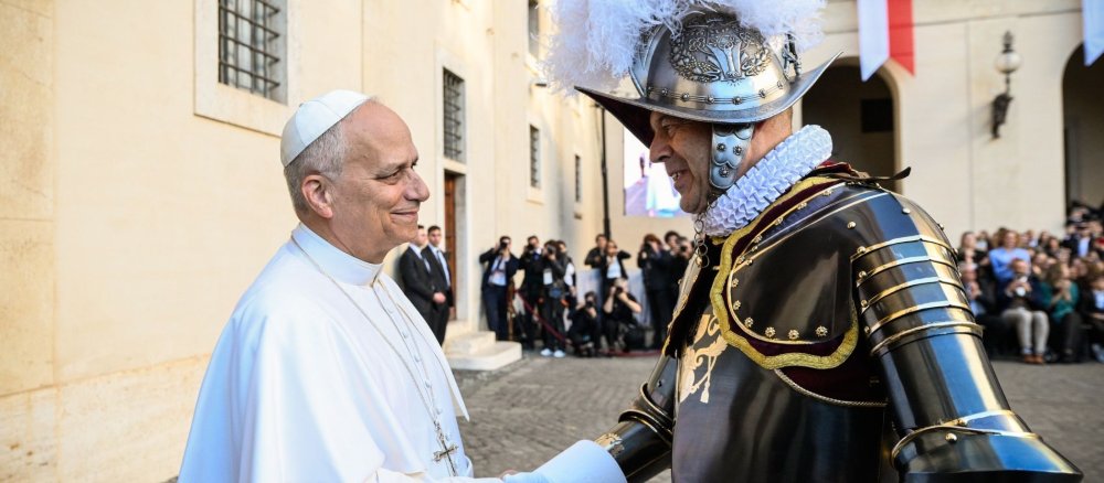 Papst Leo XIV. begrüßt einen Schweizergardisten