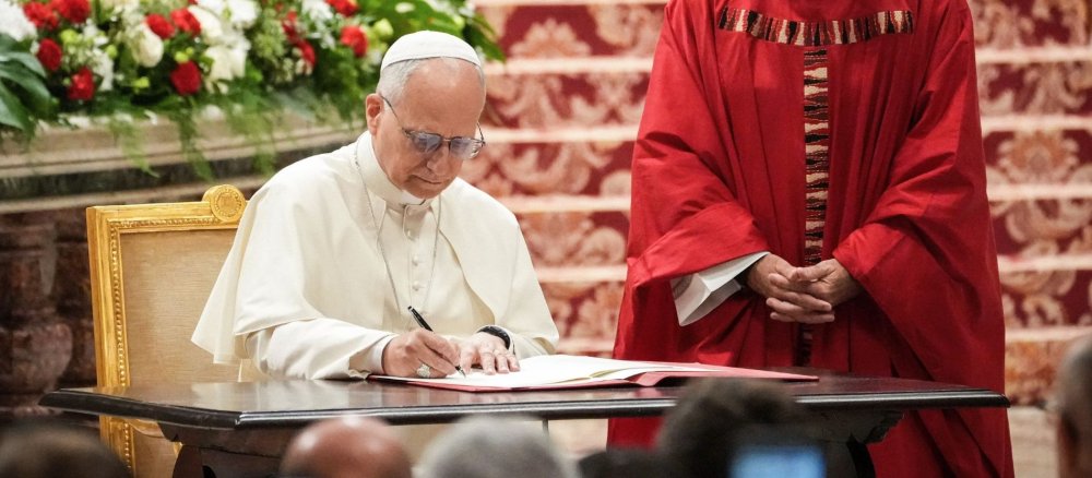 Papst Leo XIV. unterzeichnet ein Apostolisches Schreiben