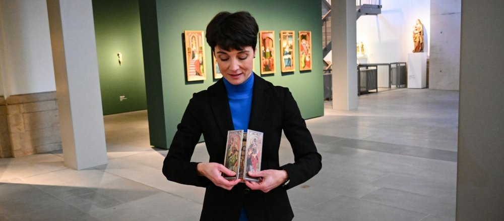 Museumsleiterin Melanie Prange zeigt einen kleinen ausklappbaren Altarflügel