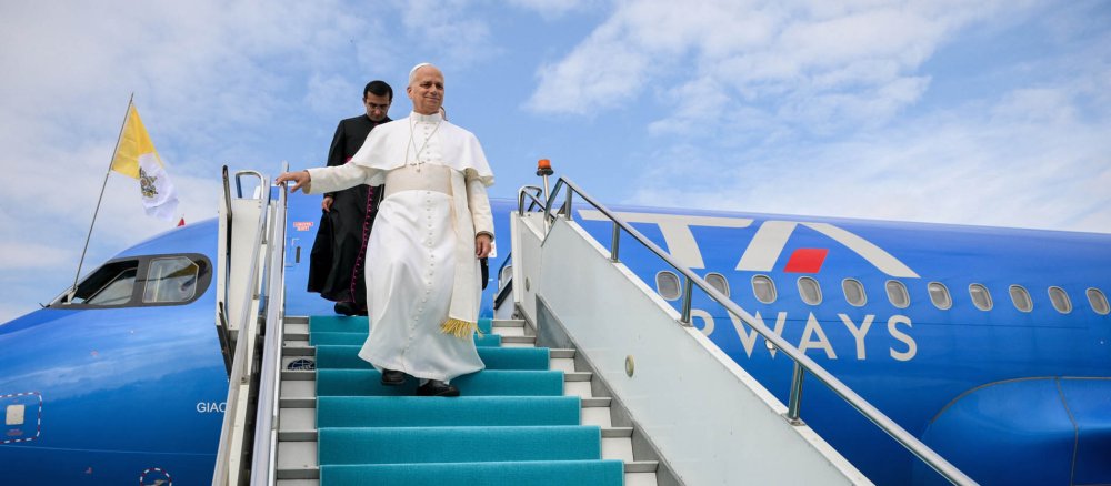 Papst Leo XIV steigt aus dem Flugzeug