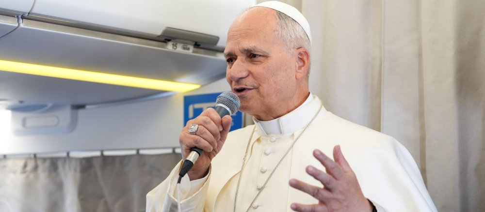 Papst Leo XIV. bei einem Gespräch mit Journalisten im Flugzeug