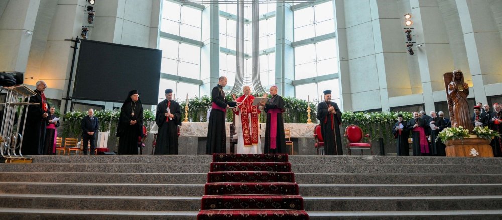 Papst Leo XIV. betet in der Basilika Unserer Lieben Frau vom Libanon in Harissa (Libanon)