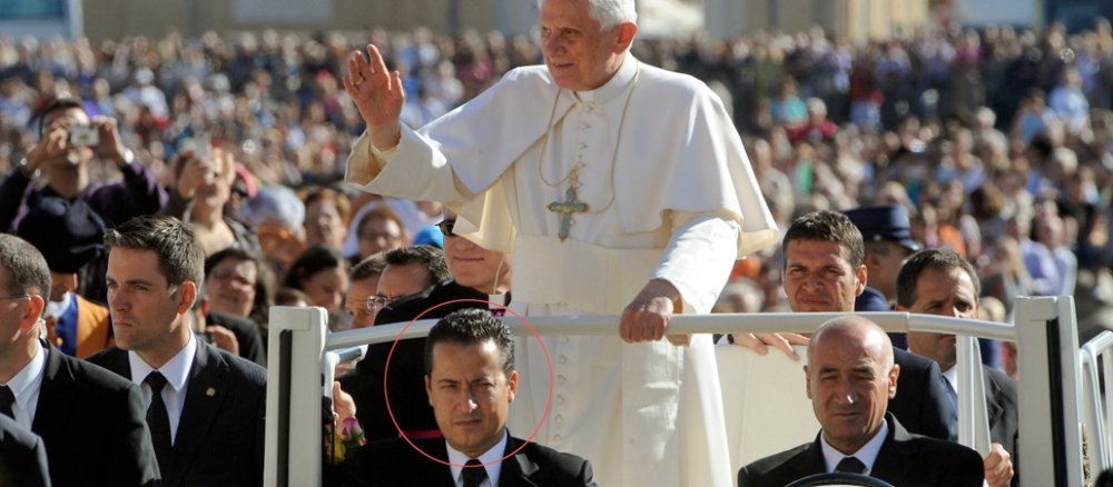 Papst Benedikt XVI. und Ex-Kammerdiener Paolo Gabriele gemeinsam in einem offenen Wagen