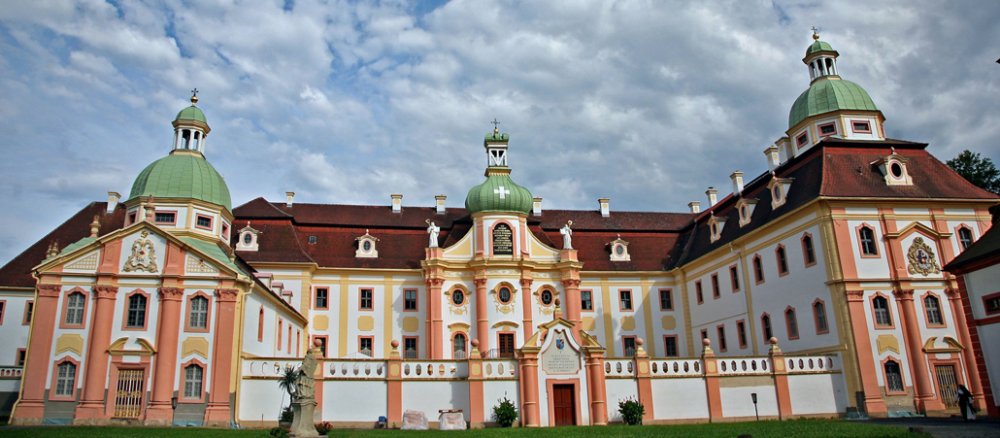 Barockes Kloster vor bewölktem Kloster