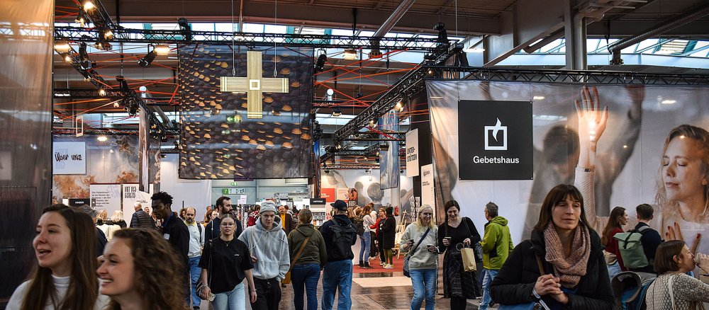 Besucher im Ausstellungsbereich des christlichen Festivals "Mehr"