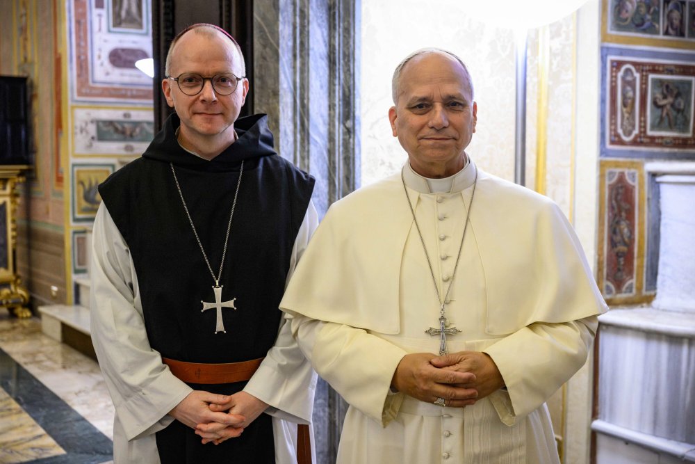 Bischof Erik Varden und Papst Leo XIV. stehen mit gefalteten Händen nebeneinander und lächeln in die Kamera