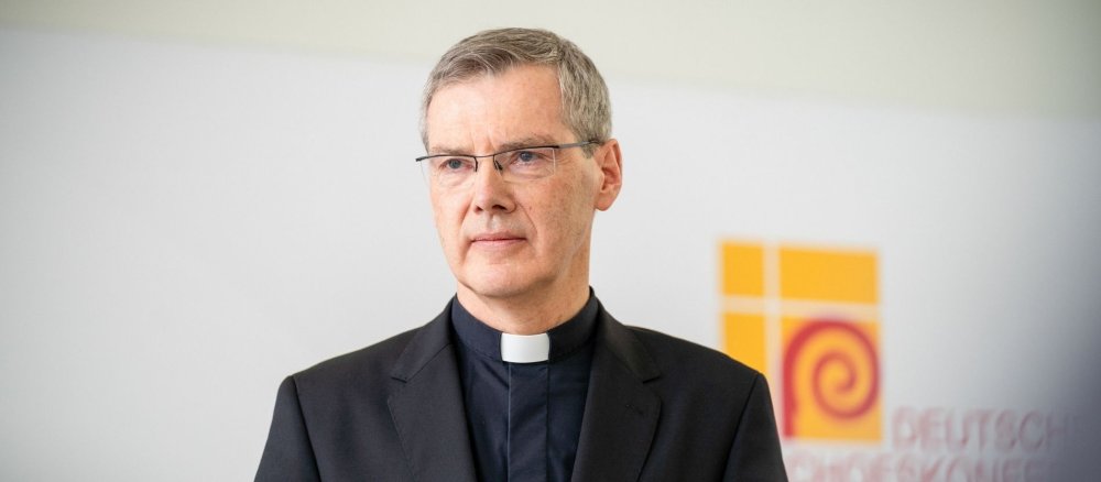 Bischof Heiner Wilmer bei einer Pressekonferenz