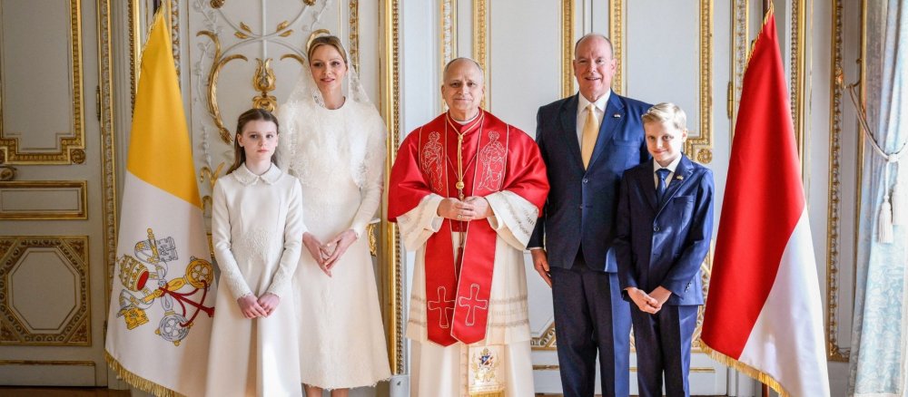 Fürst Albert II. und Fürstin Charlène von Monaco mit ihren Kindern Prinzessin Gabriella und Erbprinz Jacques, stehen mit Papst Leo XIV. für ein Gruppenbild zusammen