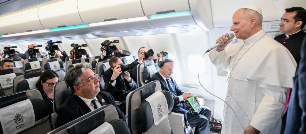 Papst Leo XIV. spricht zu Journalisten an Bord eines Flugzeugs