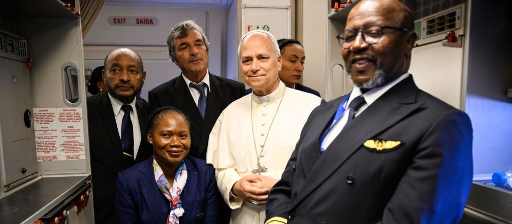 Papst Leo XIV. posiert mit der Flugbesatzung für ein Foto