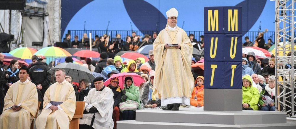 Franz Jung, Bischof von Würzburg, zelebriert den Gottesdienst im Regen.