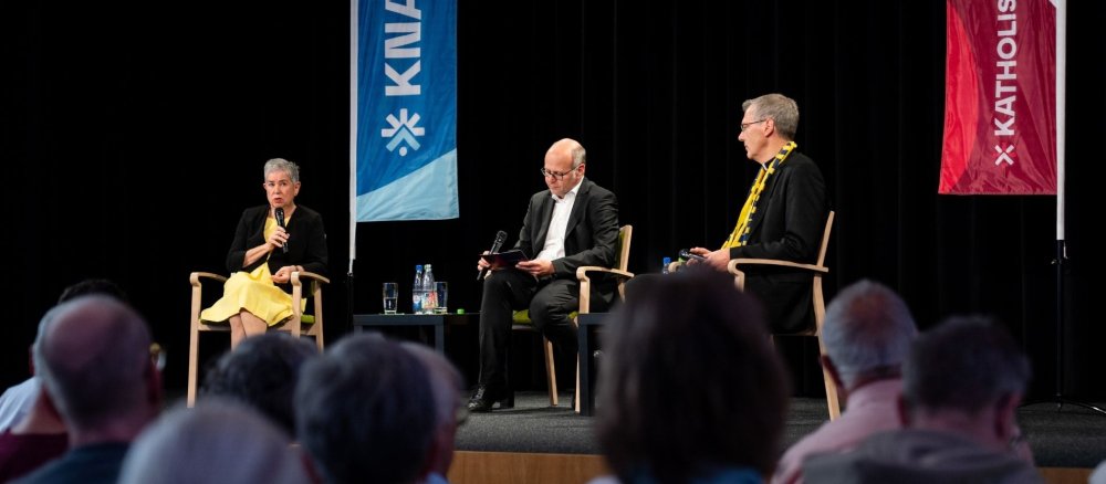 Irme Stetter-Karp und Bischof Heiner Wilmer sprechen auf einem Podium