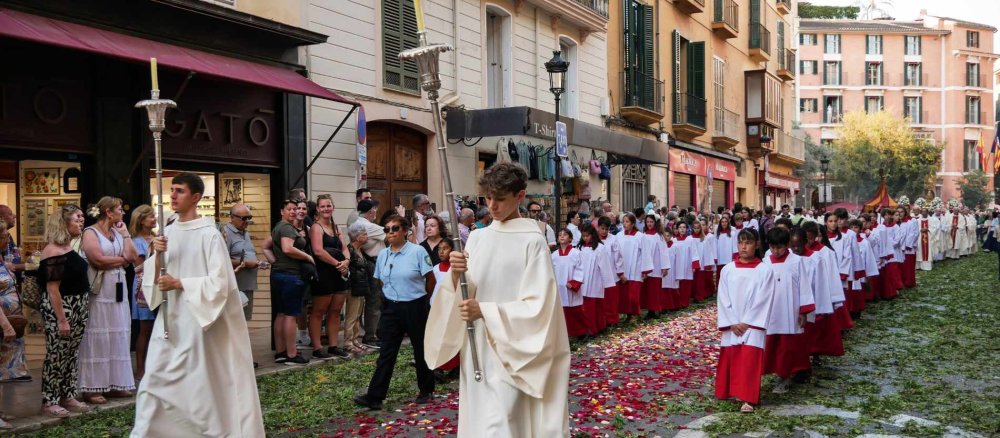 Messdienergruppe bei der Fronleichnamsprozession in den Straßen von Palma de Mallorca (Spanien)