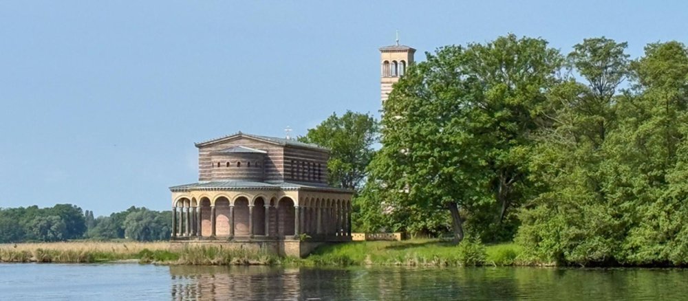 Die Heilandskirche in Potsdam-Sacrow mit ihren markanten Säulen liegt direkt an der Havel.