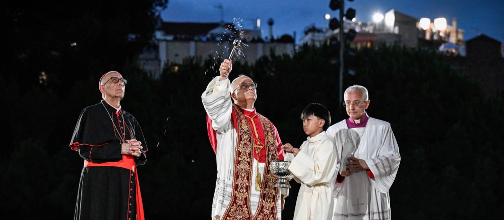 Papst Leo XIV. segnet den Christusturm an der Basilika Sagrada Família in Barcelona (Spanien) am 10. Juni 2026.