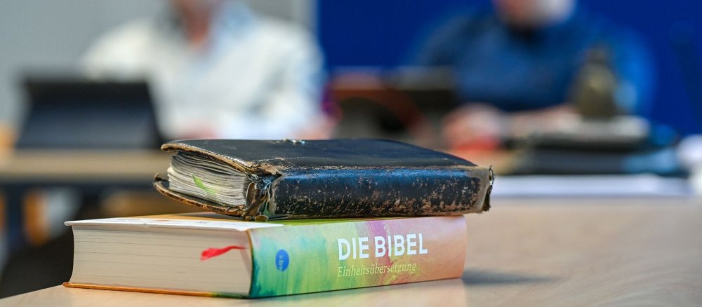 Bibel und Notizbuch auf einem Tisch