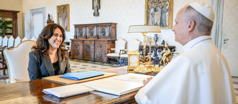 Maria Montserrat Alvarado sitzt Papst Leo an einem Schreibtisch gegenüber.