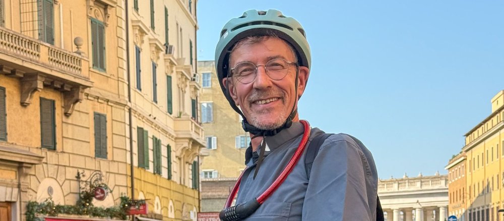 Priester Ludwig Kröger, "Don Lodovico", am 29. Juli 2026 mit seinem Fahrrad in Rom (Italien).