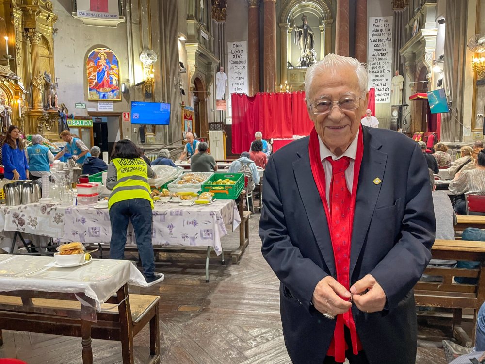 Der Priester Padre Angel steht in der Kirche San Antón. Im Hintergrund verteilen Freiwillige Frühstück.