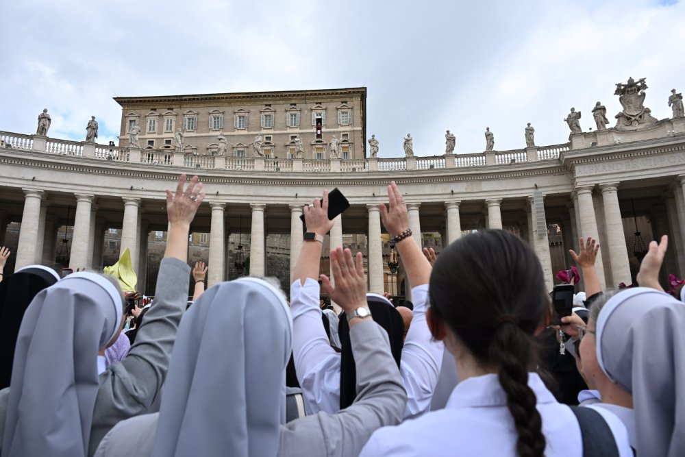 Ordensfrauen auf dem Petersplatz winken Papst Leo XIV. beim Mittagsgebet