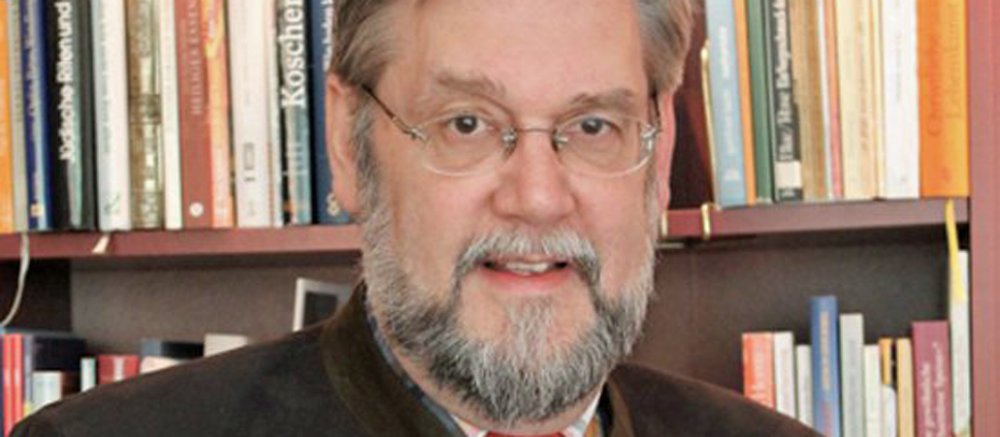 Liturgiewissenschaftler Guido Fuchs in seinem Institut