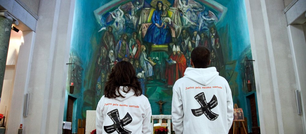 Zwei Jugendliche Teilnehmer an dem Taize-Treffen in Rom um den Jahreswechsel 2012/2013 beten in einer Kirche.
