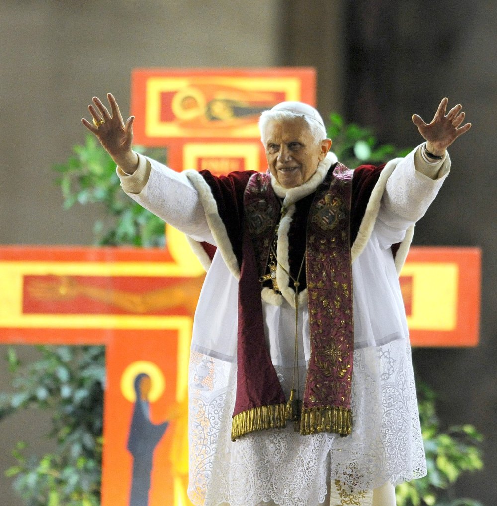 Papst Benedikt XVI. begrüßt die Jugendlichen auf dem Petersplatz.