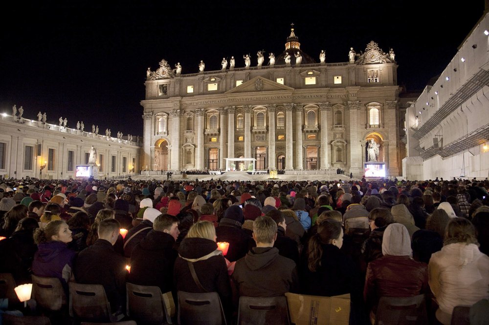 Tausende Taizé-Pilger beteten am Samstagabend mit Papst Benedikt XVI. vor dem Petersdom in Rom.